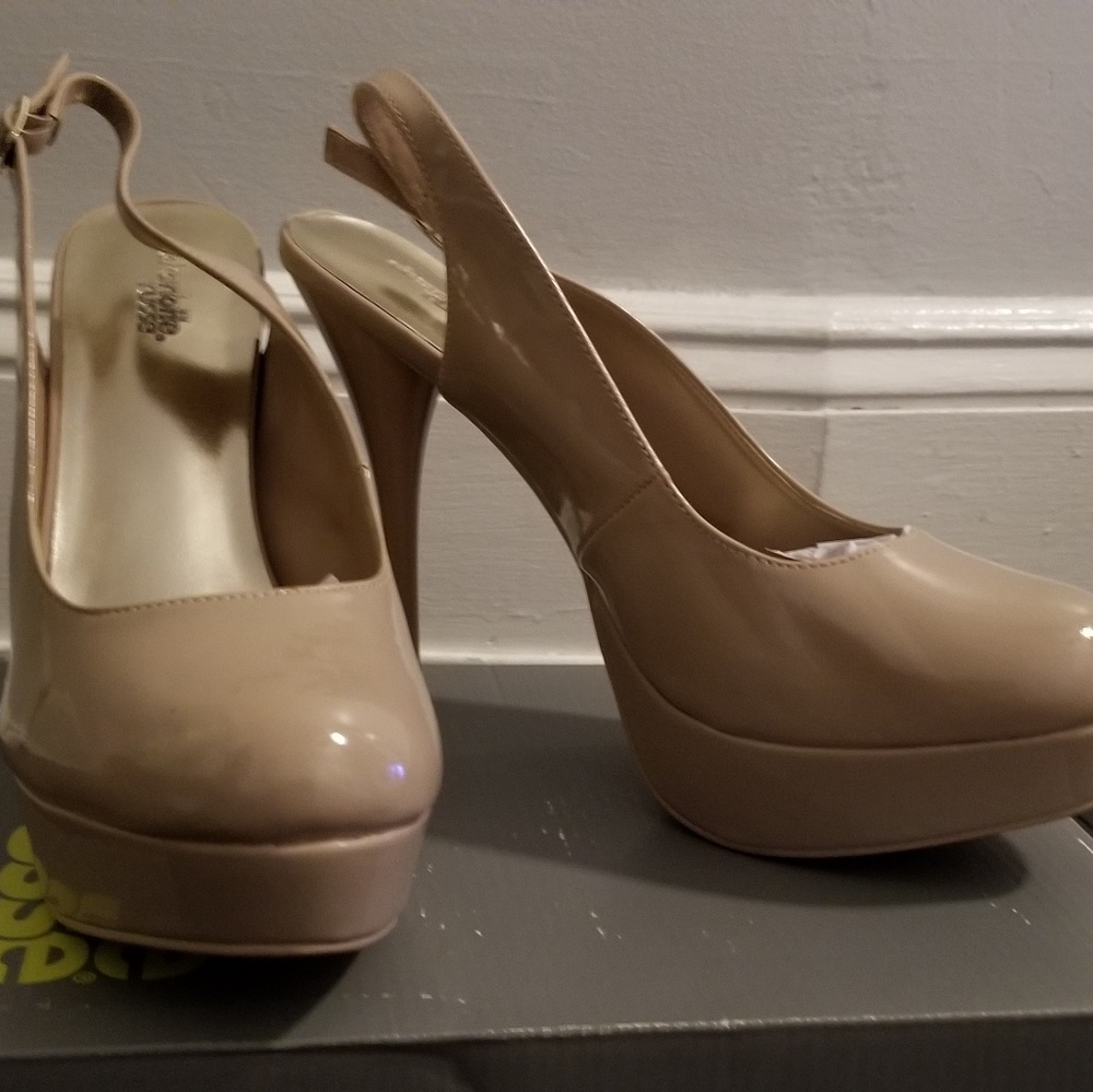 Tan patent leather stiletto pumps